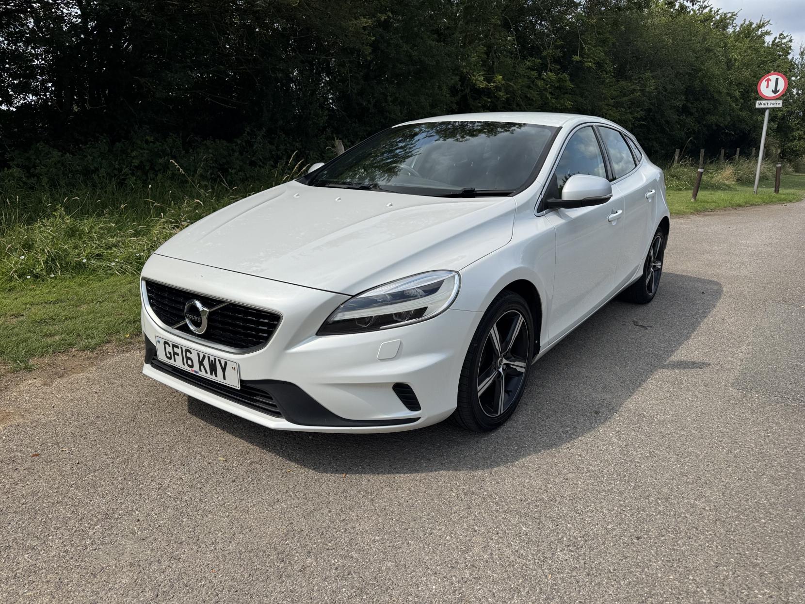 Volvo V40 2.0 D2 R-Design Hatchback 5dr Diesel Manual Euro 6 (s/s) (120 ps)