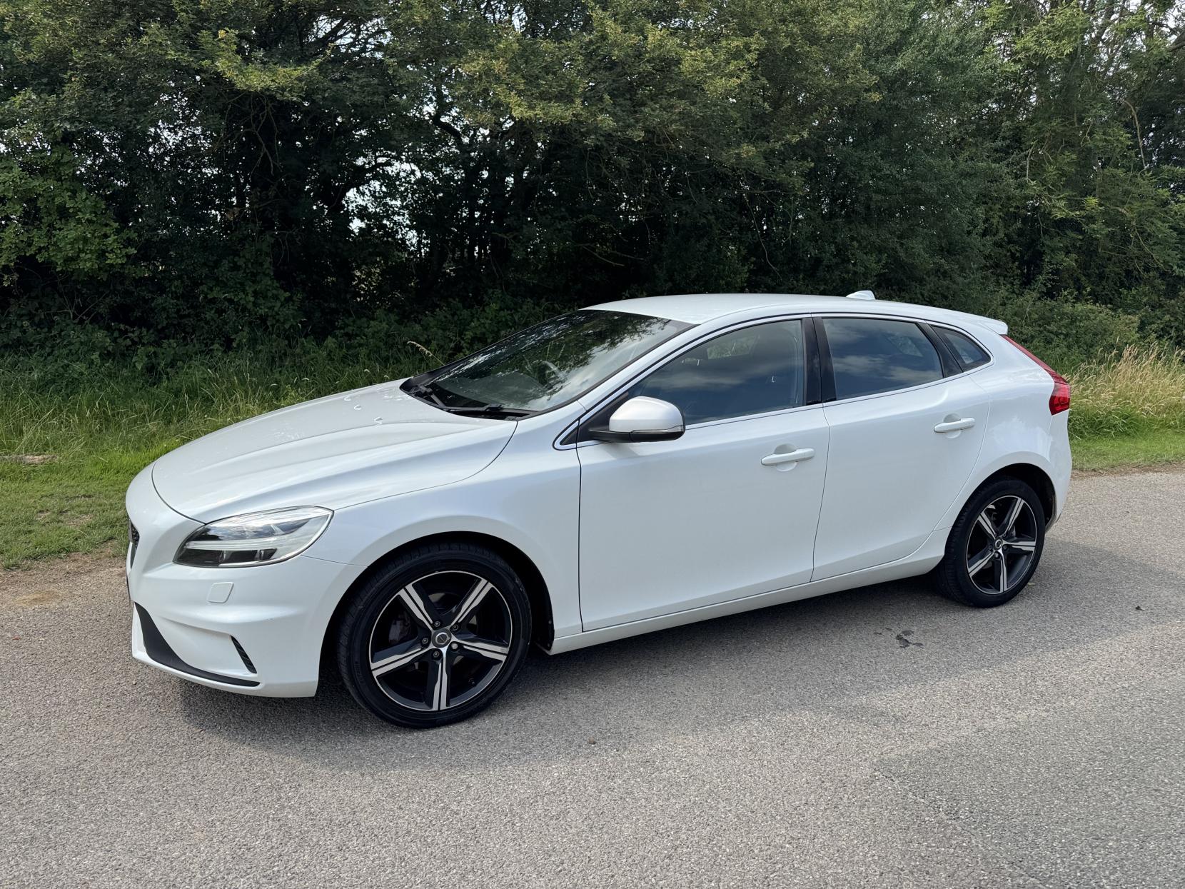 Volvo V40 2.0 D2 R-Design Hatchback 5dr Diesel Manual Euro 6 (s/s) (120 ps)