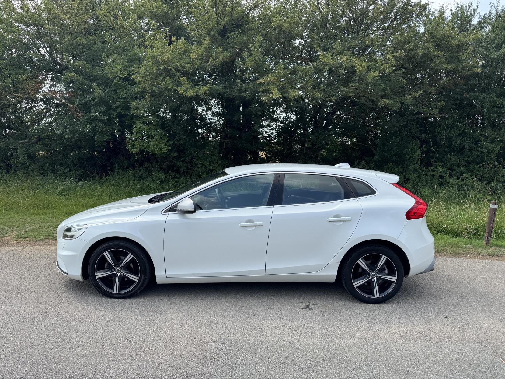 Volvo V40 2.0 D2 R-Design Hatchback 5dr Diesel Manual Euro 6 (s/s) (120 ps)