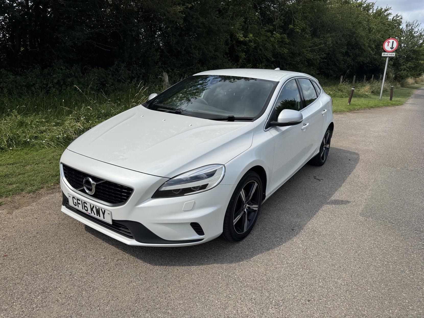 Volvo V40 2.0 D2 R-Design Hatchback 5dr Diesel Manual Euro 6 (s/s) (120 ps)