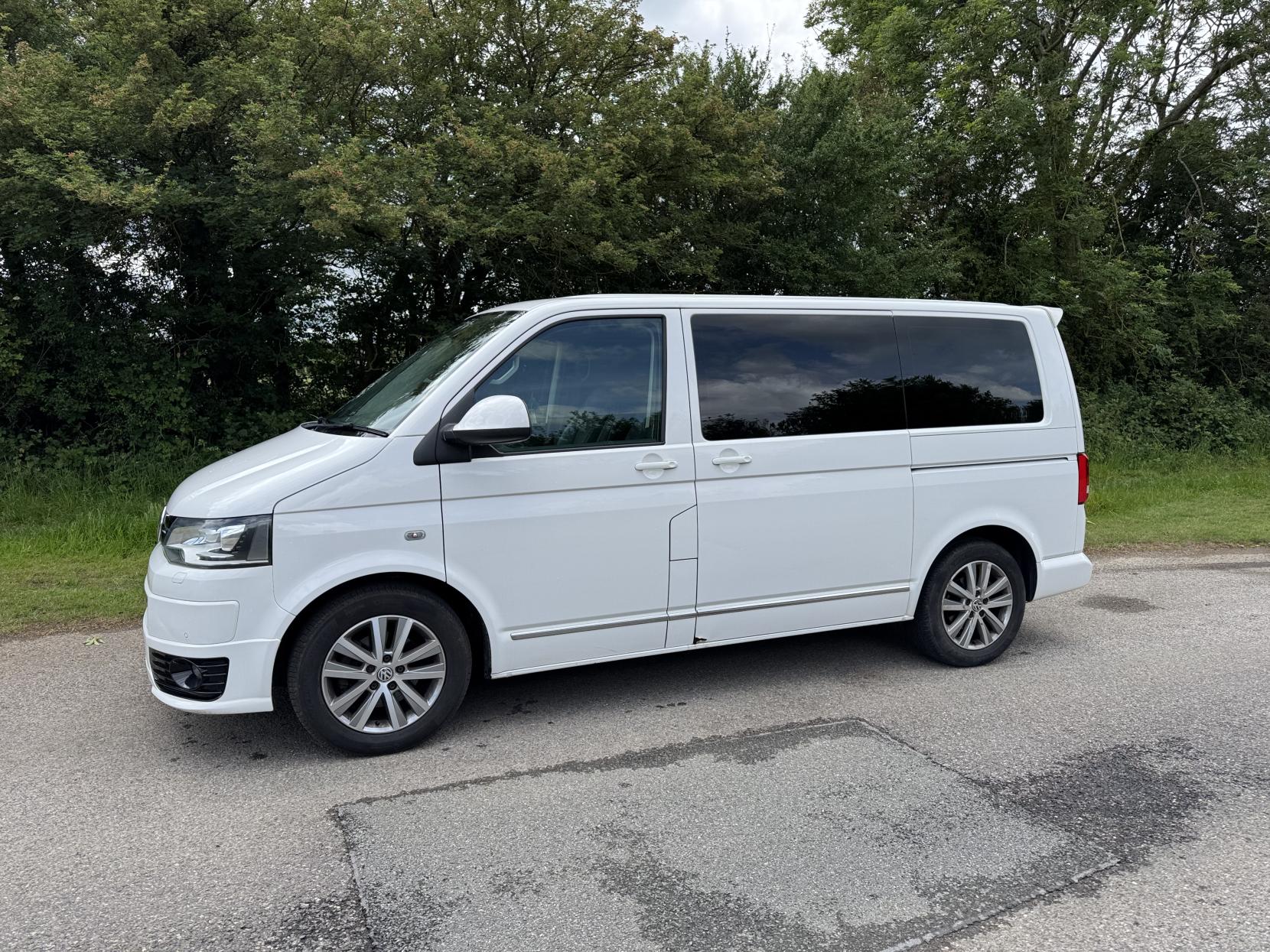 Volkswagen Caravelle 2.0 TDI BlueMotion Tech Executive MPV 5dr Diesel DSG Euro 5 (s/s) (140 ps)