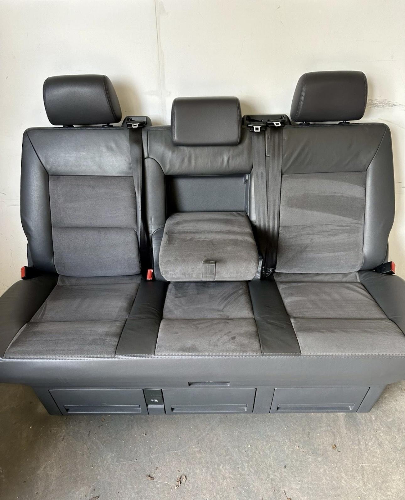 Volkswagen Caravelle 2.0 TDI BlueMotion Tech Executive MPV 5dr Diesel DSG Euro 5 (s/s) (140 ps)
